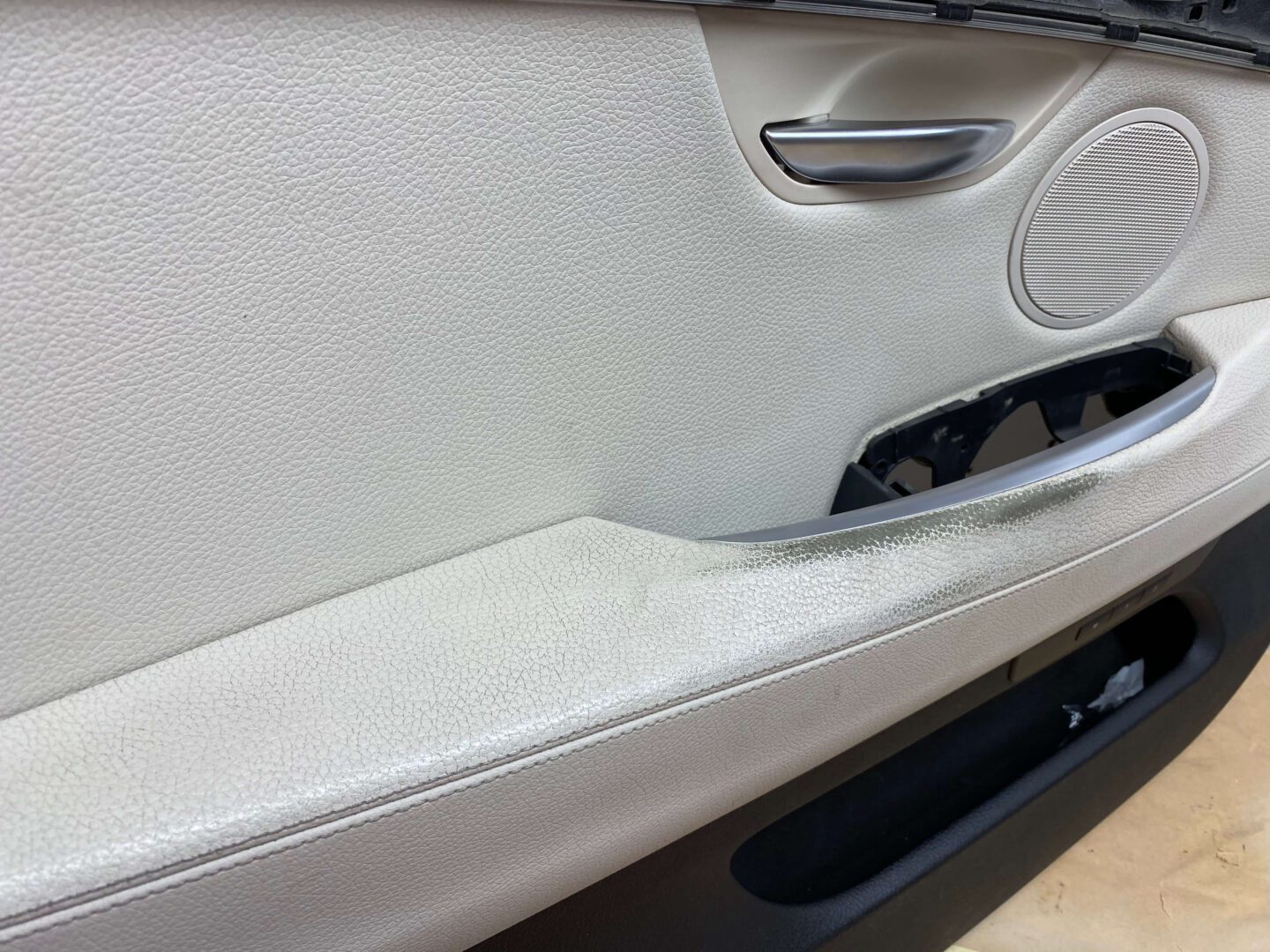 Zniszczone boczki skórzane drzwi w BMW X3