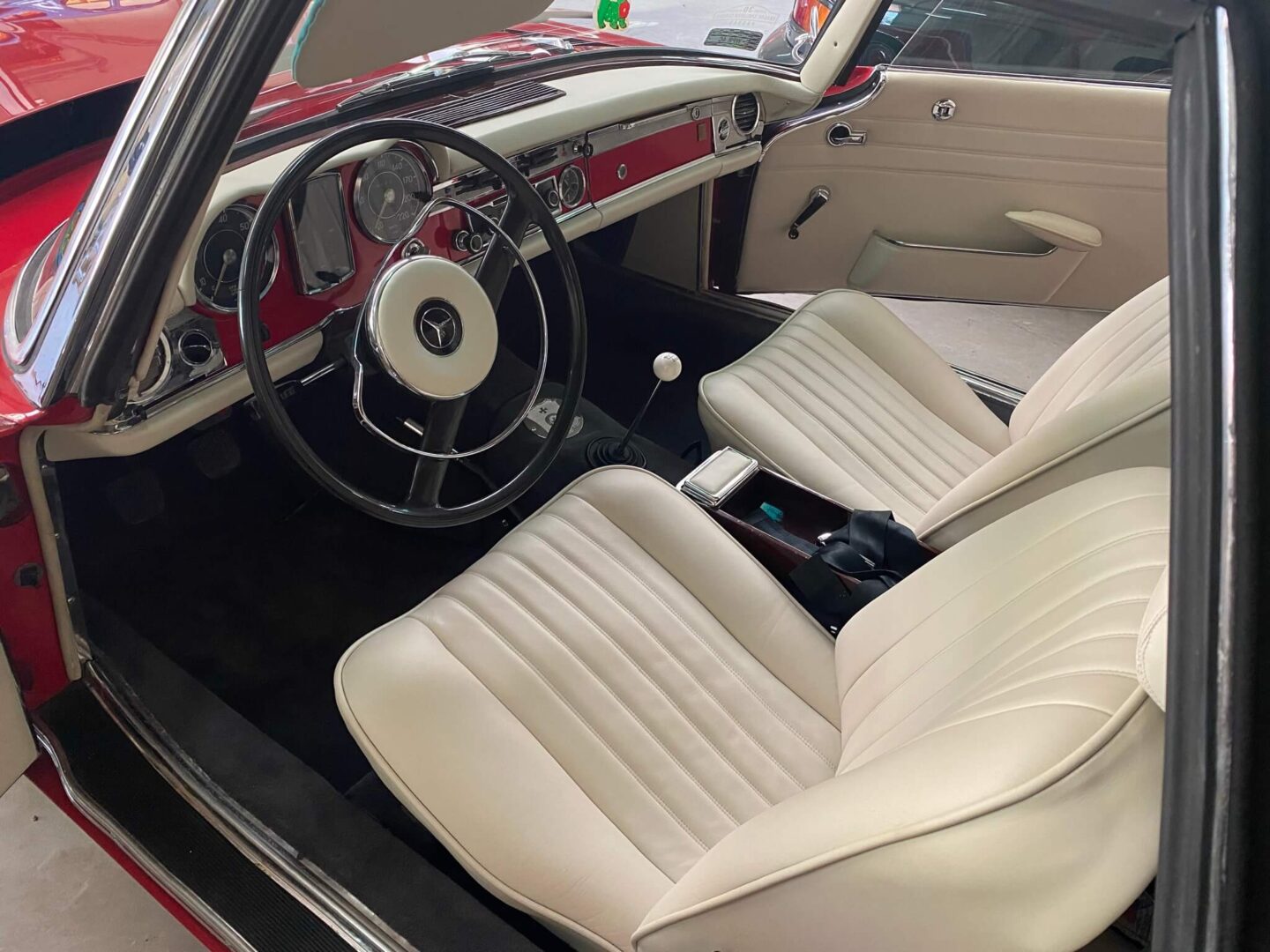 Regeneracja skóry samochodowej Mercedes Pagoda