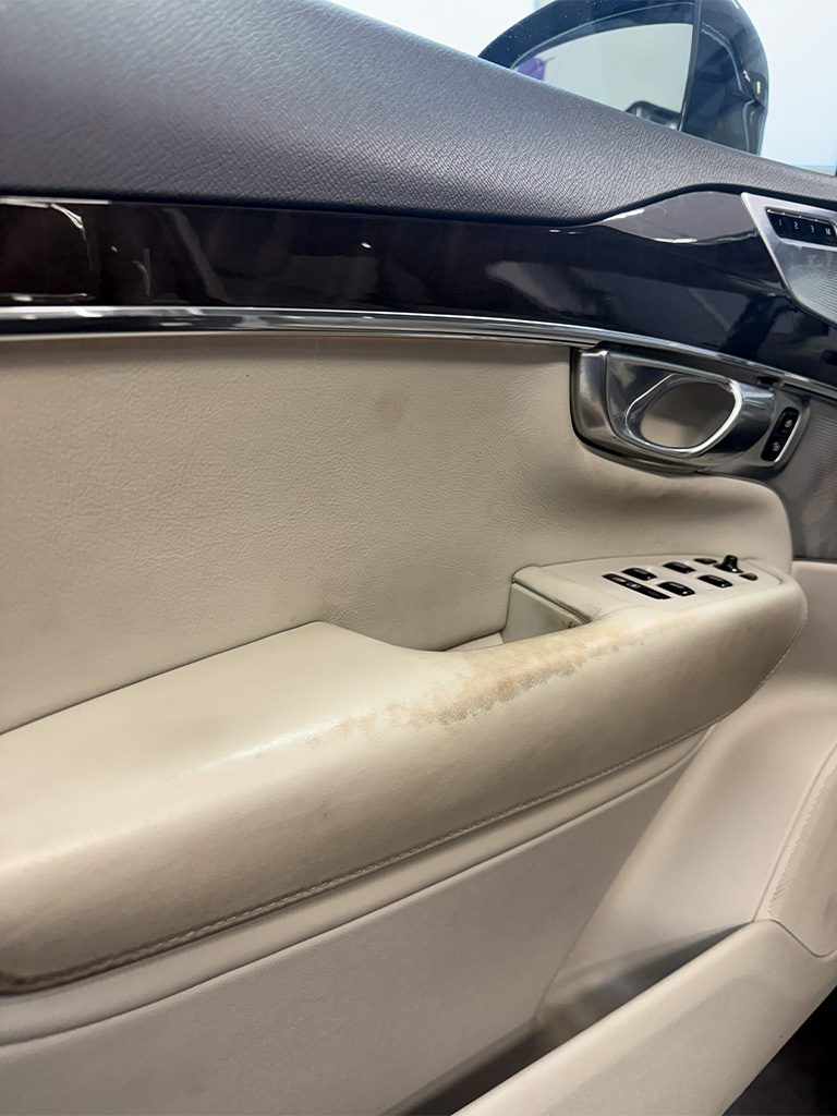 Volvo XC90 skórzana tapicerka drzwi przed renowacją