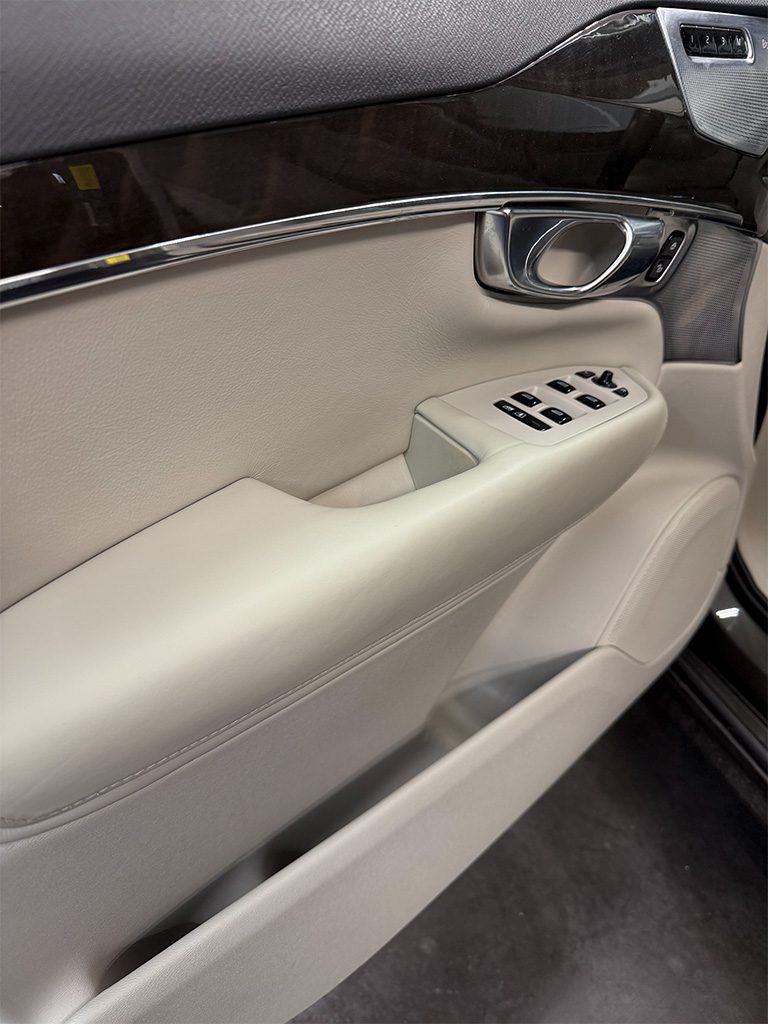 Volvo XC90 skórzana tapicerka drzwi po renowacji