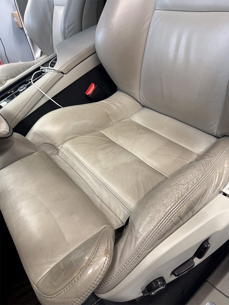 Volvo XC90 skórzany fotel - siedzisko przed renowacją